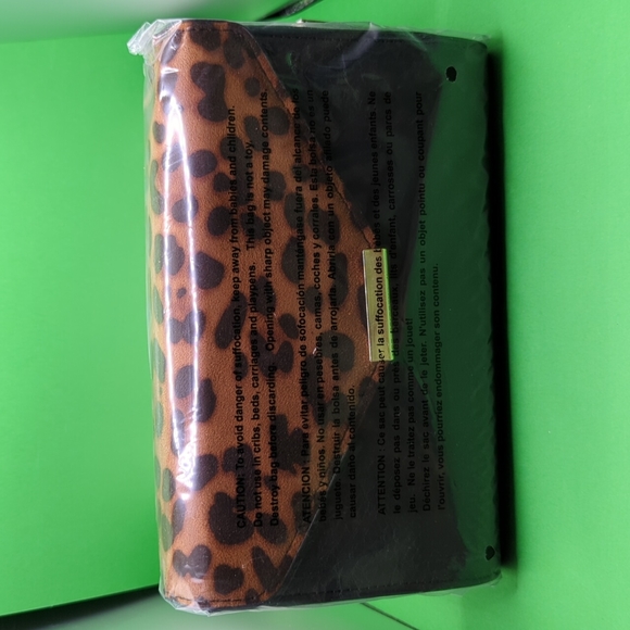 Touchscreen Purse (brand new, leopard) - Picture 2 of 6